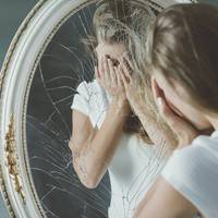 Чому під час плачу не можна дивитися в дзеркало?